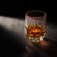 Iconic Whiskyglas mit Whisky gefüllt wird von der Sonne angestrahlt und schimmert im Licht
