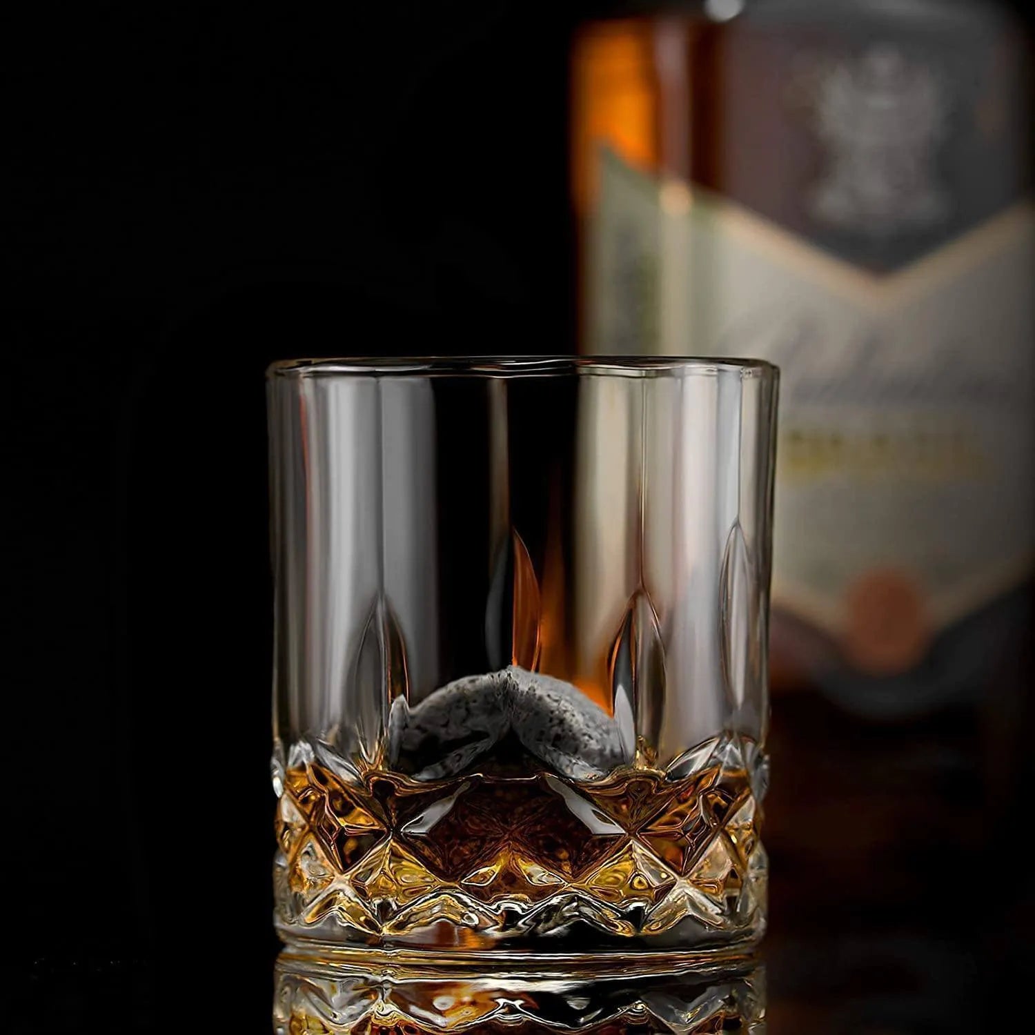 Signature Whiskyglas mit Whisky gefüllt und einem Kühlstein im Glas
