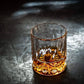 Signature Whiskyglas mit Whisky gefüllt, schimmert im Licht