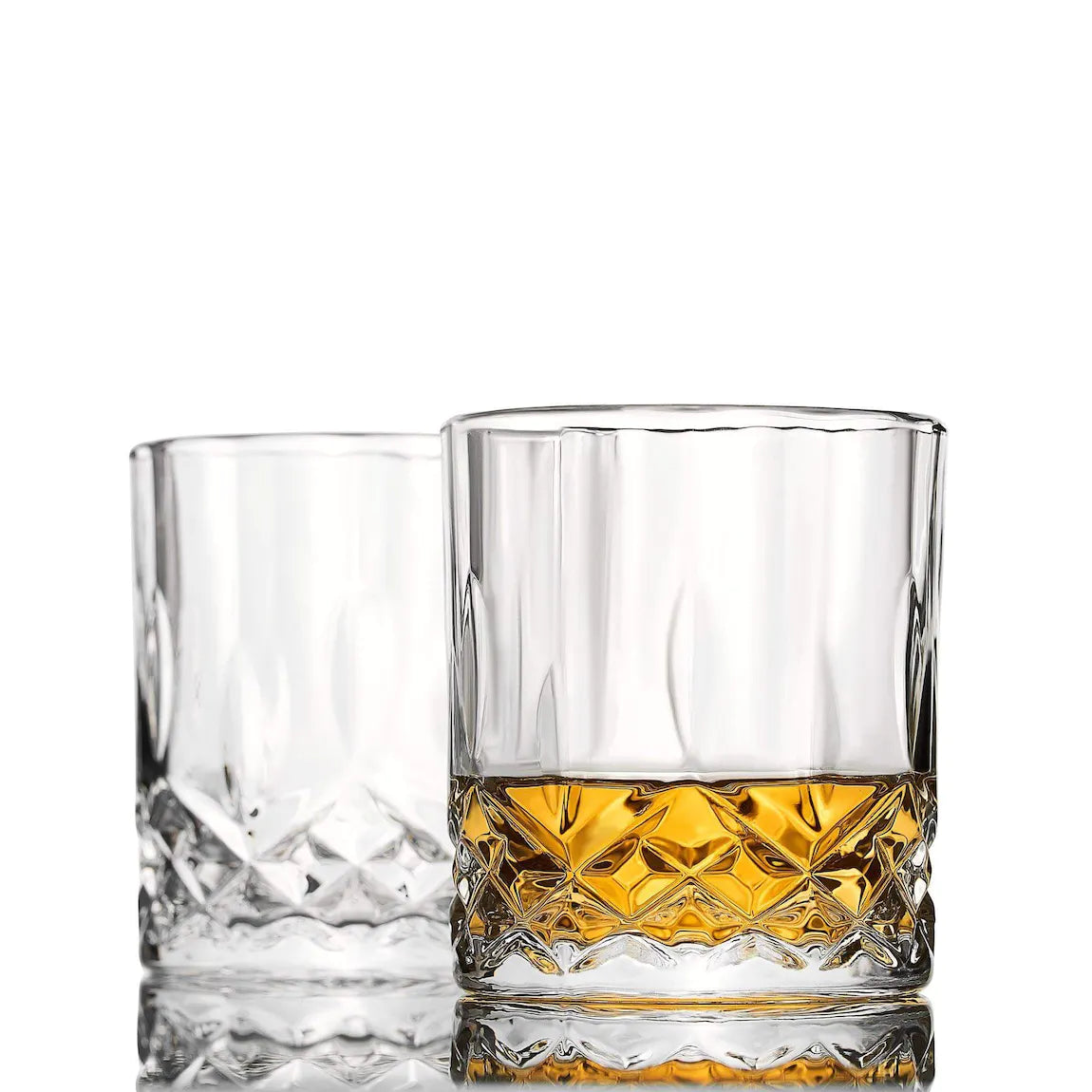 Zwei Signature Whiskygläser vor weißem Hintergrund, eines davon ist mit Whisky gefüllt