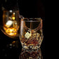 Iconic Whiskyglas in das ein Kühlstein geworfen wird