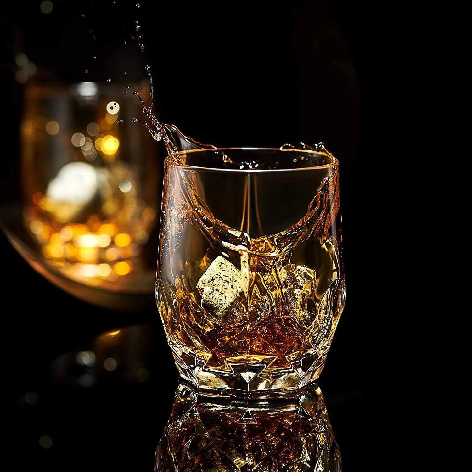 Iconic Whiskyglas in das ein Kühlstein geworfen wird