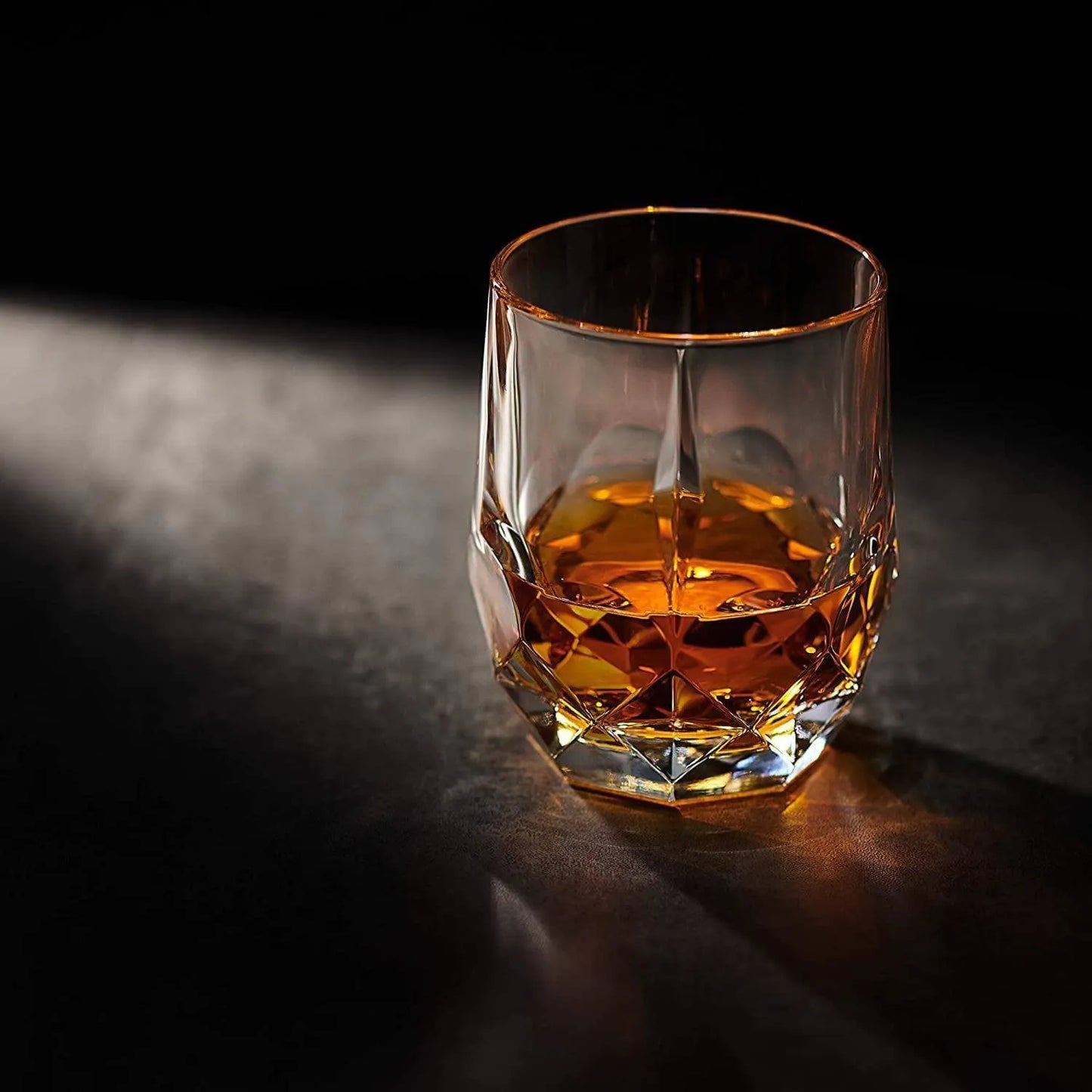 Iconic Whiskyglas mit Whisky gefüllt, schimmert im Lichtstrahl